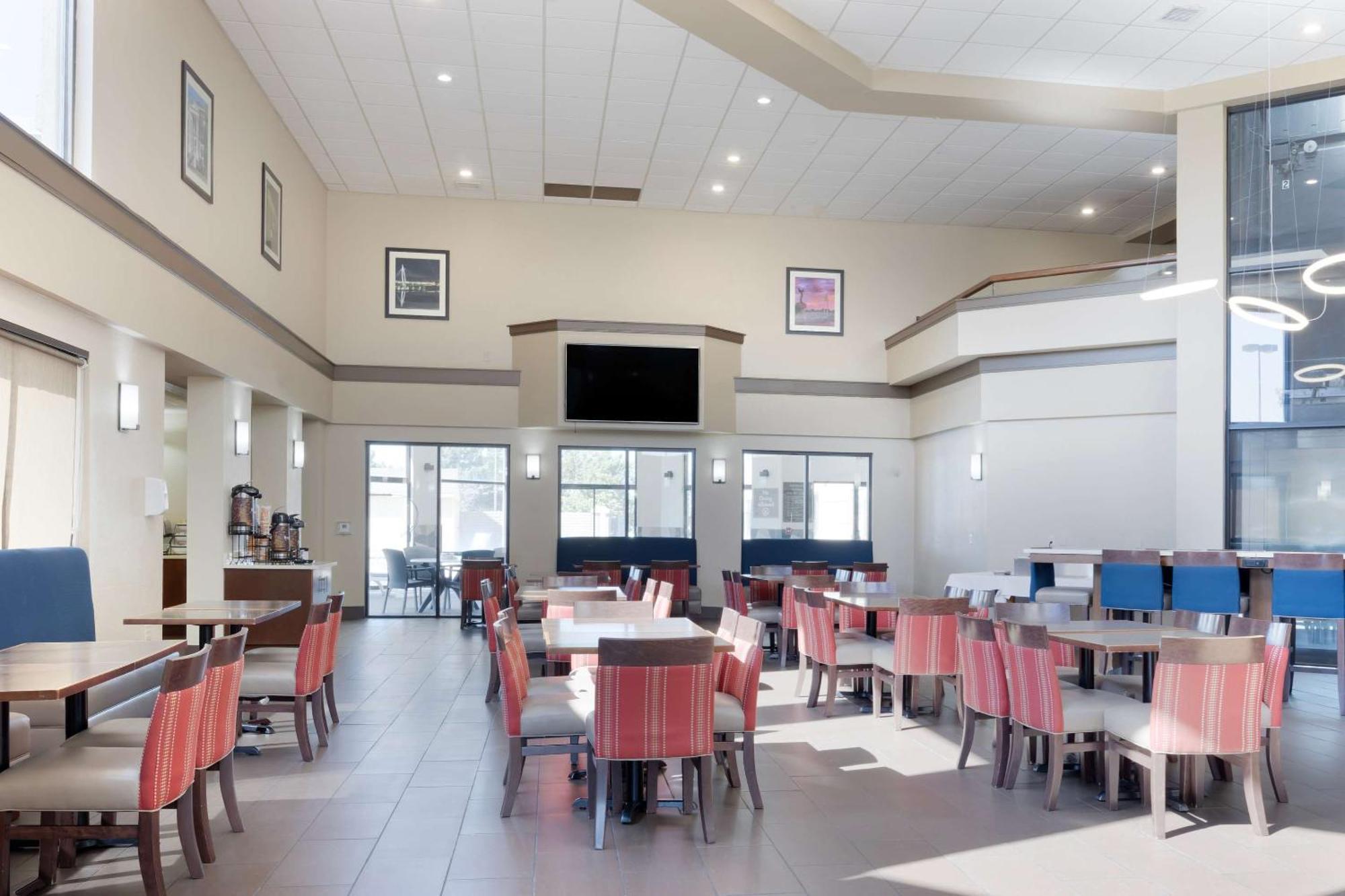 Comfort Inn & Suites Wichita Buitenkant foto