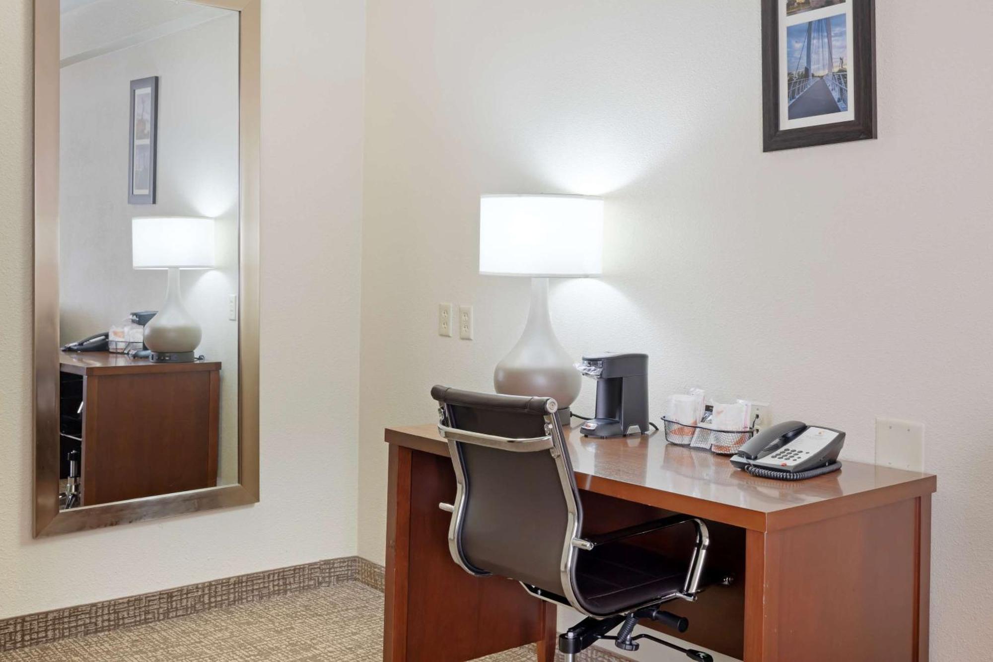 Comfort Inn & Suites Wichita Buitenkant foto
