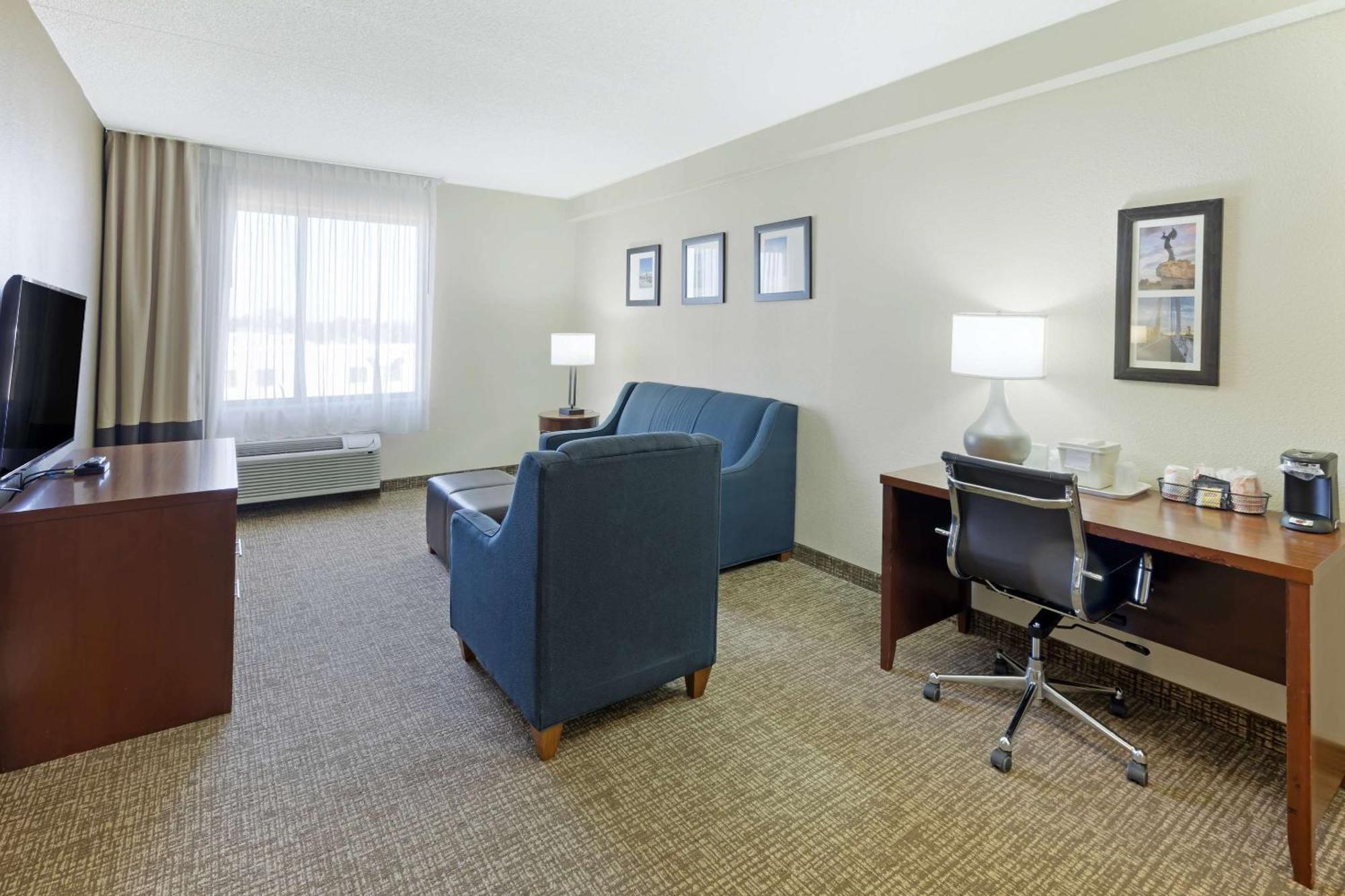Comfort Inn & Suites Wichita Buitenkant foto